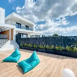 Inception Luxury Nea Skioni